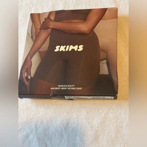 SKIMS Women Medium Seamless High-Waisted Above The Knee Short - Sand Shapeware‎ - Picture 1 of 9
